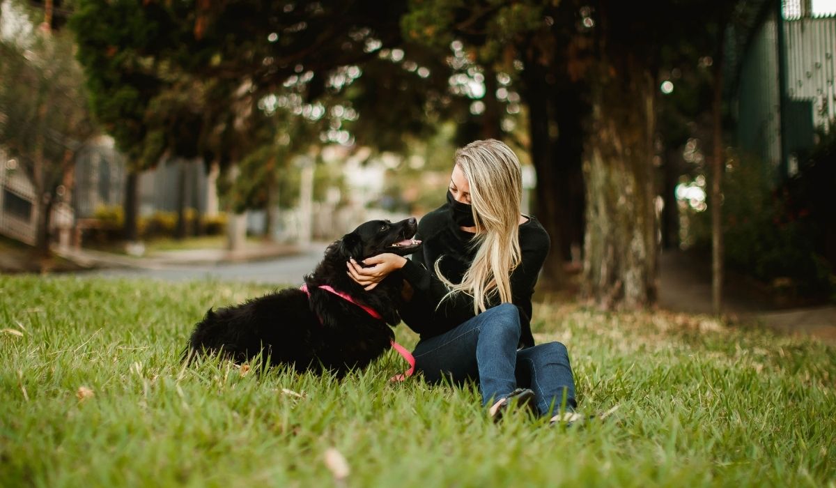 una proprietaria e il suo cane in sintonia